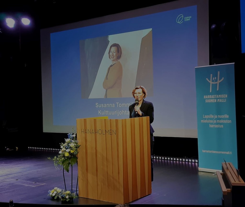 Espoon kaupungin kulttuurijohtaja Susanna Tommila puhuu lavalla mikrofoniin.