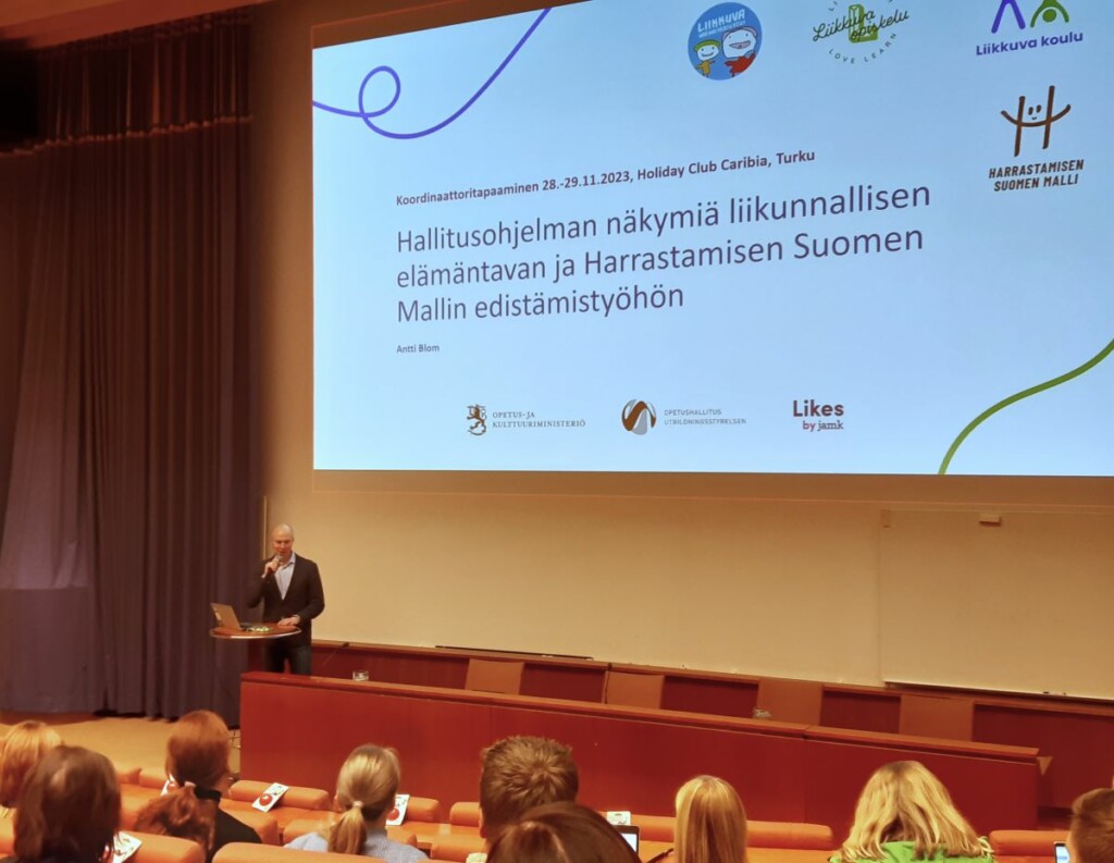Antti Blom kertoo yleisölle auditoriossa hallitusohjelmasta.