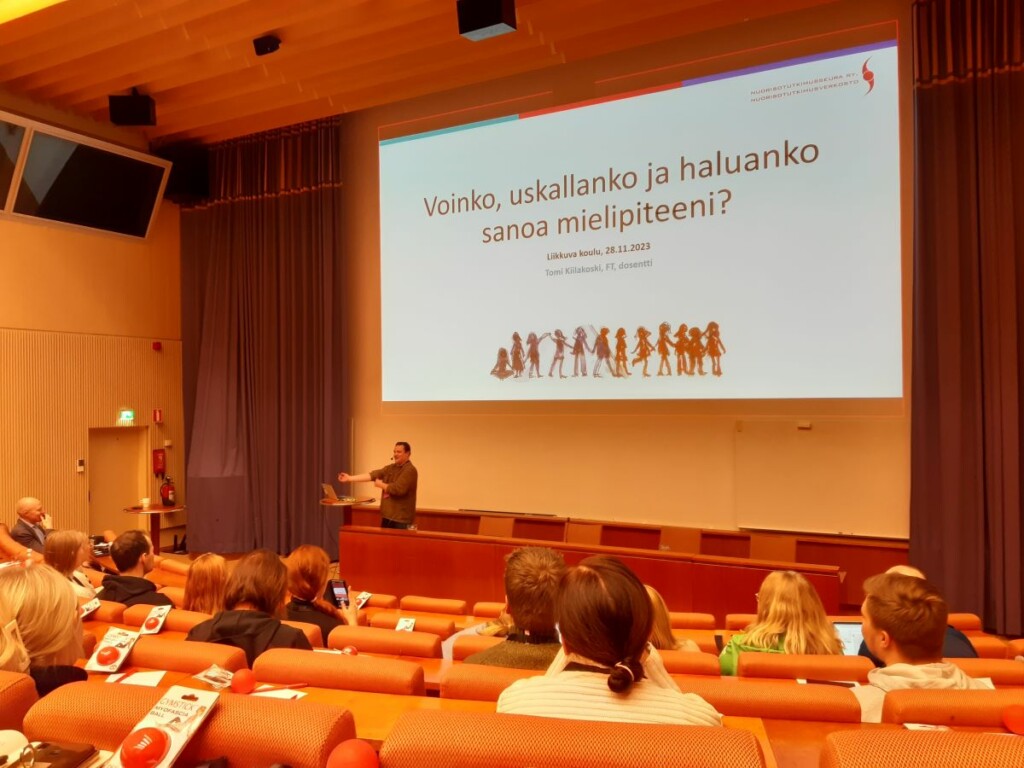 Tomi Kiilakoski luennoi auditoriossa yleisölle lasten ja nuorten osallisuudesta.